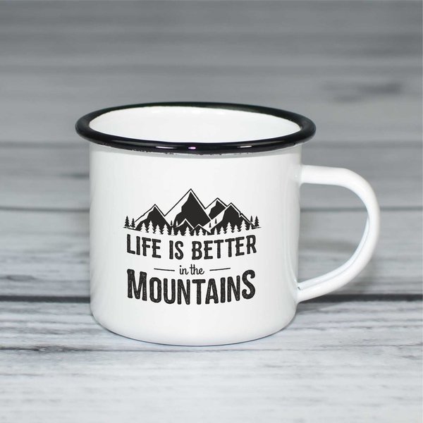 Emailletasse "Life is better in the mountains"